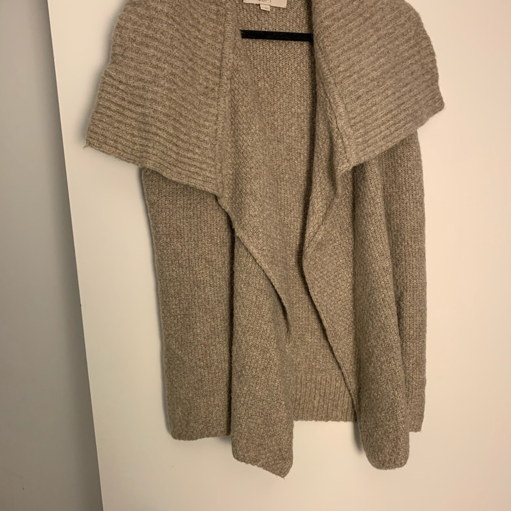 LOFT grey wool vest size M. Super soft and cute! - Picture 2 of 5
